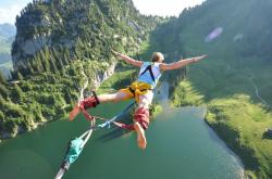 开云官方app入口-尖刀与盾牌，当苏亚雷斯撕裂防线，冰岛用坚韧写下另一种胜利哲学