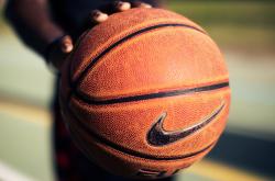 开云下载-隔网相望，当法国绝杀点燃黑夜，郑思维用纪录雕刻永恒