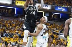 开云平台-雄鹿球星字母哥接连砍下三双，领队逆转战局