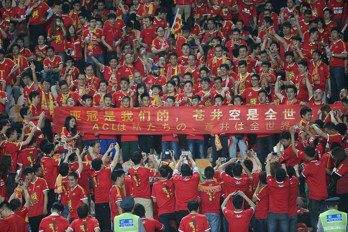 每个球员都在赛场上尽其所能，演绎最完美的足球