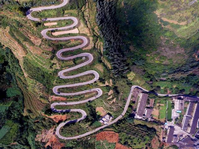 瑞士滑板选手飞驰赛道，引领风潮