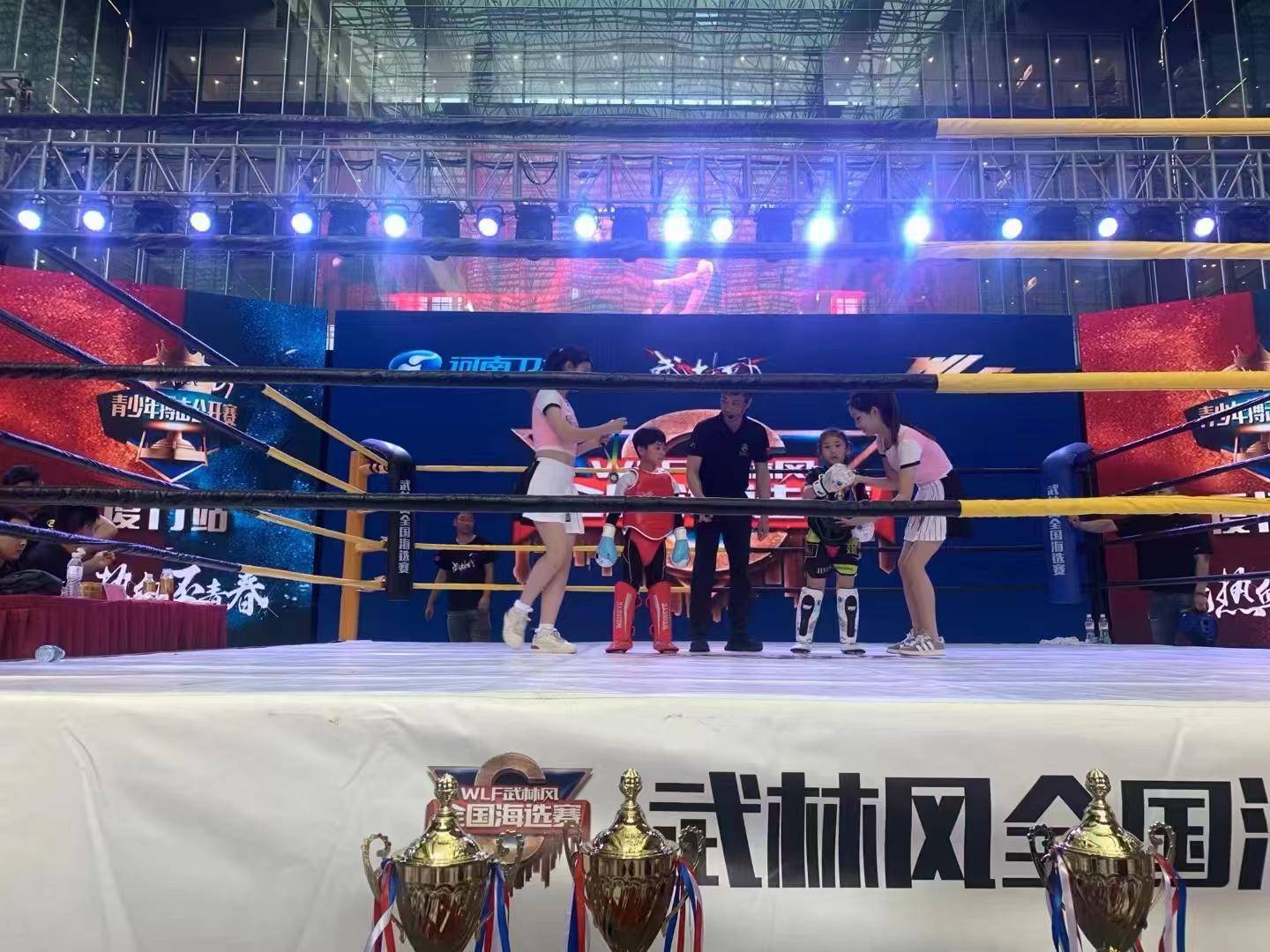 运动员们在擂台上拼尽全力，决战到最后一刻