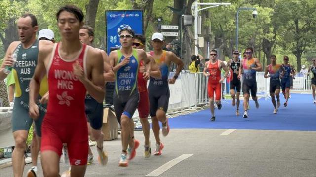 运动员们在擂台上拼尽全力，决战到最后一刻