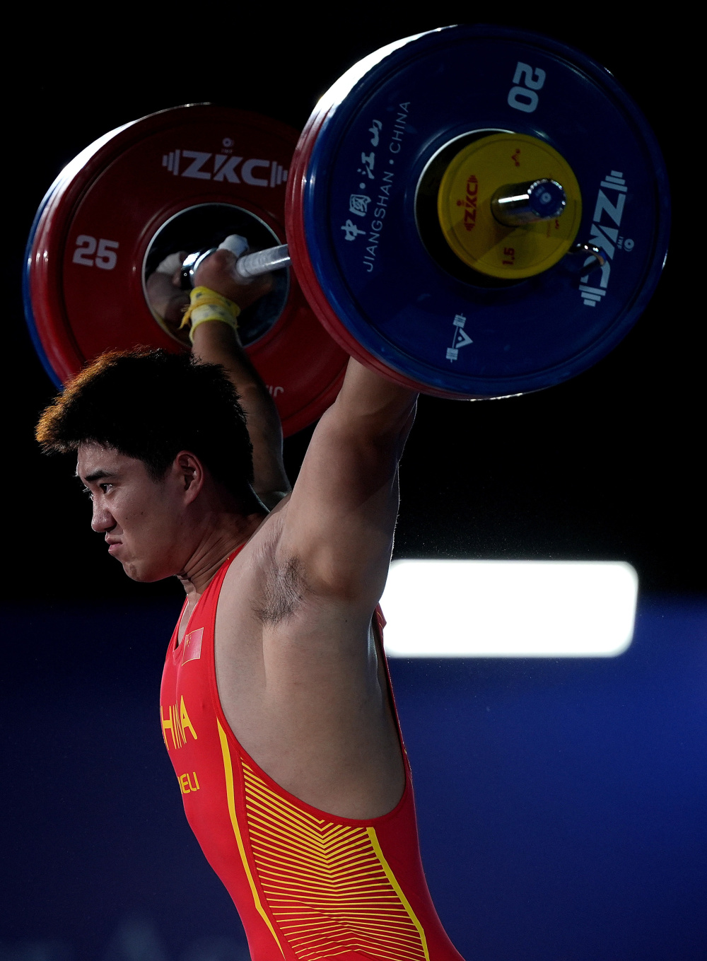 举重比赛男选手夺冠英雄露头