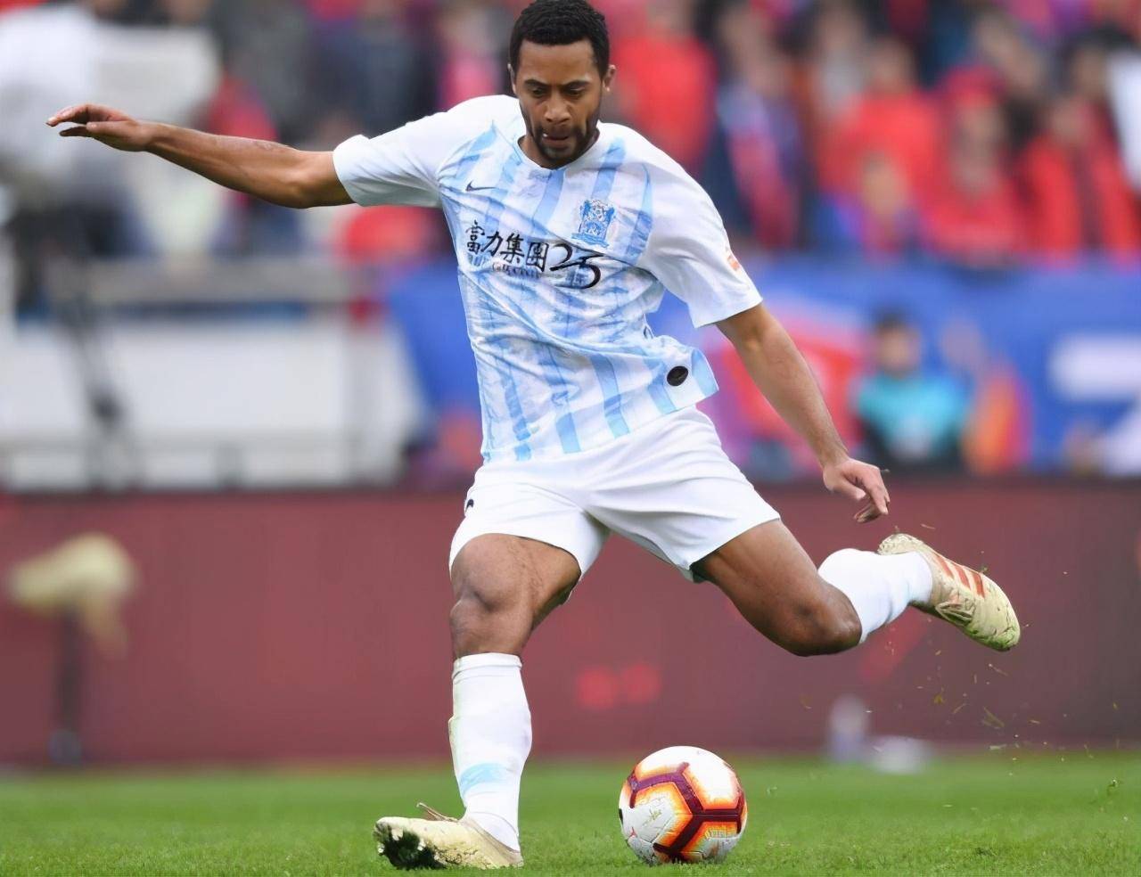 广州富力主场战平青岛黄海，积分榜上升