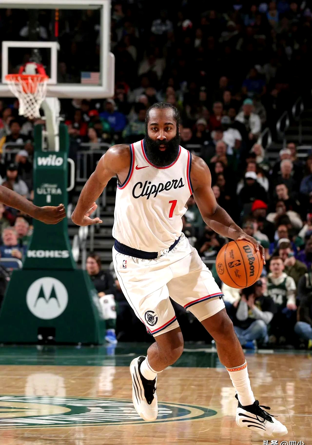 快船战胜篮网，取得重要系列赛首胜的简单介绍