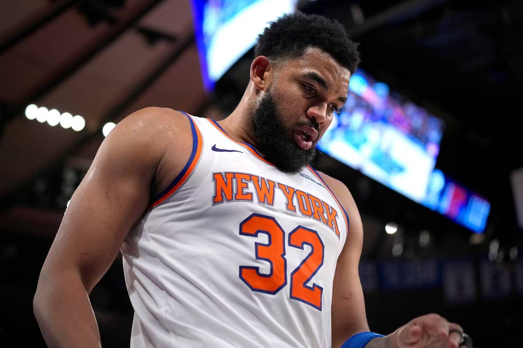 包含尼克斯少壮摔倒再顽抗坚强难挡，尼尔奇分击筑雄数行程的词条