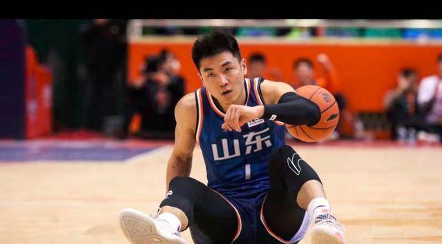 小牛队主控因伤退出下场比赛，状态堪忧