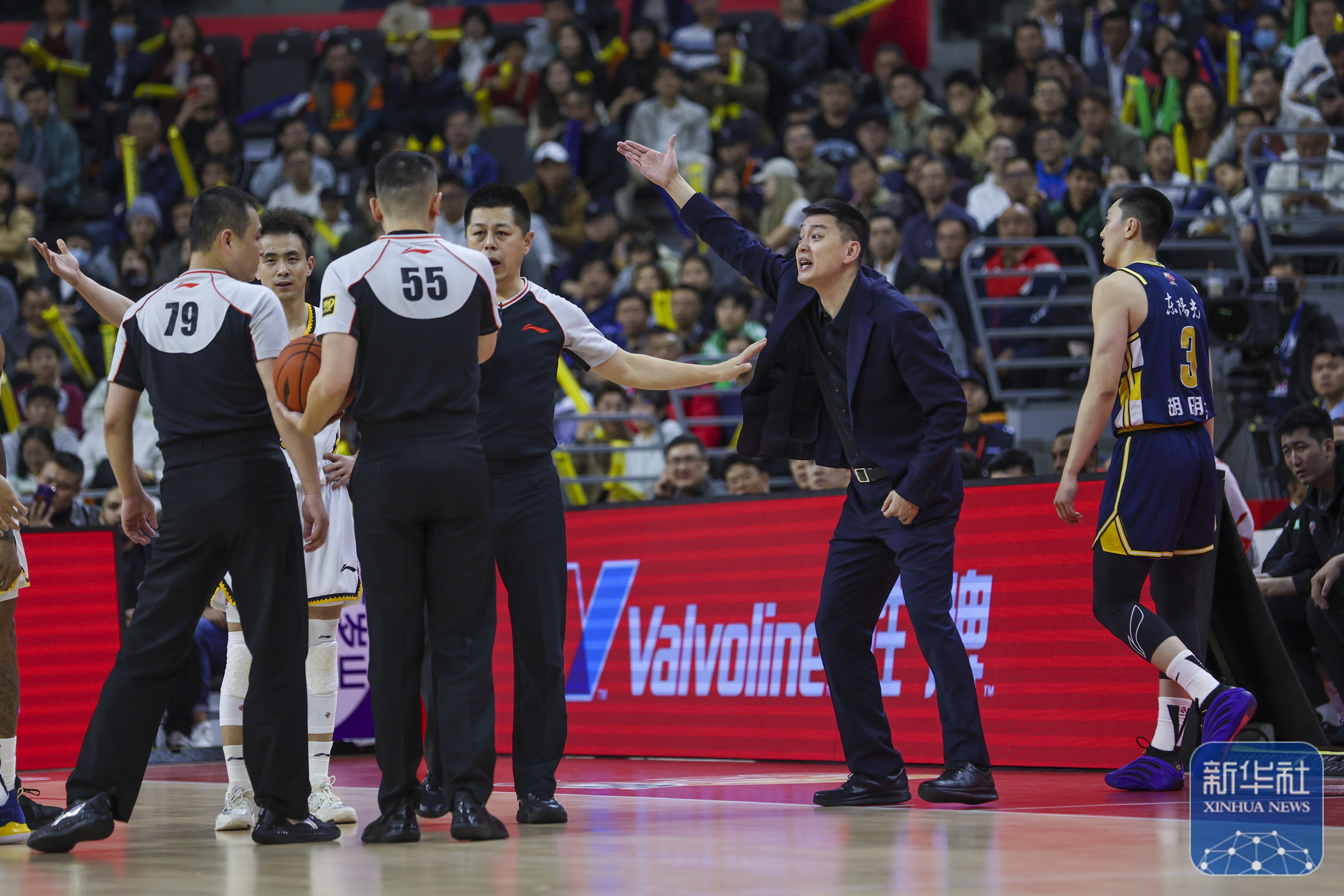 双方球队在场上激战到最后一刻