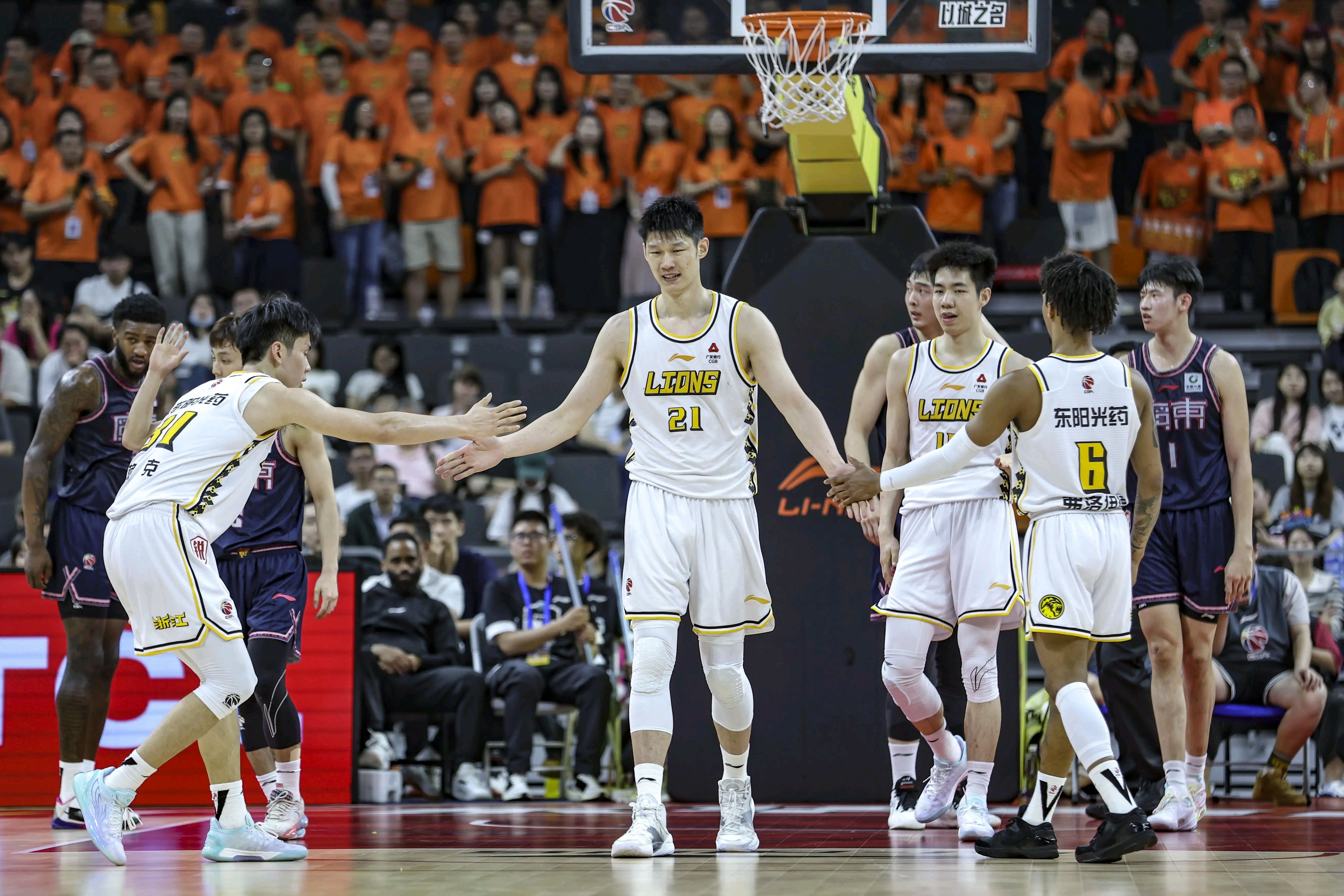 广州男篮充分发挥，成功战胜对手晋级决赛