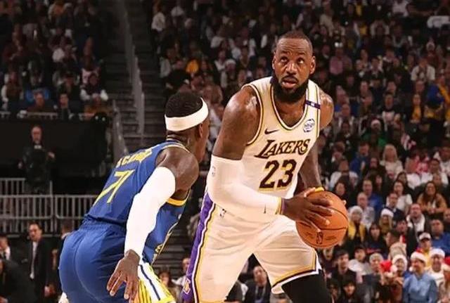 体育场上对决激烈，球员拼尽全力