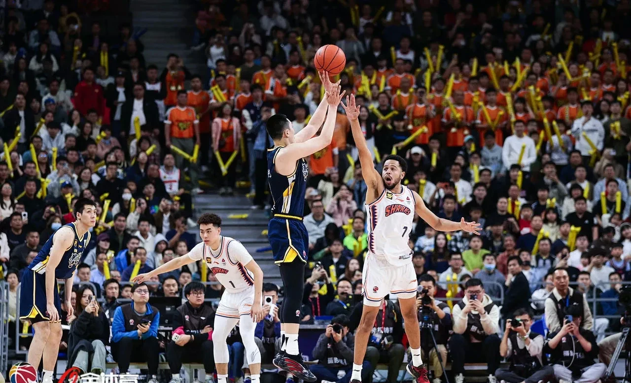 体育场上对决激烈，球员拼尽全力