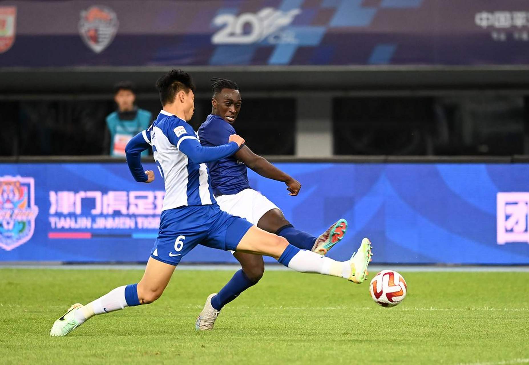 包含银川黄河队员致敬球迷，信心满满备战下一场的词条