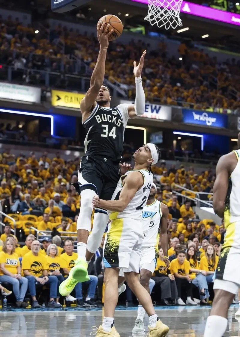 雄鹿球星字母哥接连砍下三双,领队逆转战局 雄鹿球星字母哥接连砍下三双,领队逆转战局