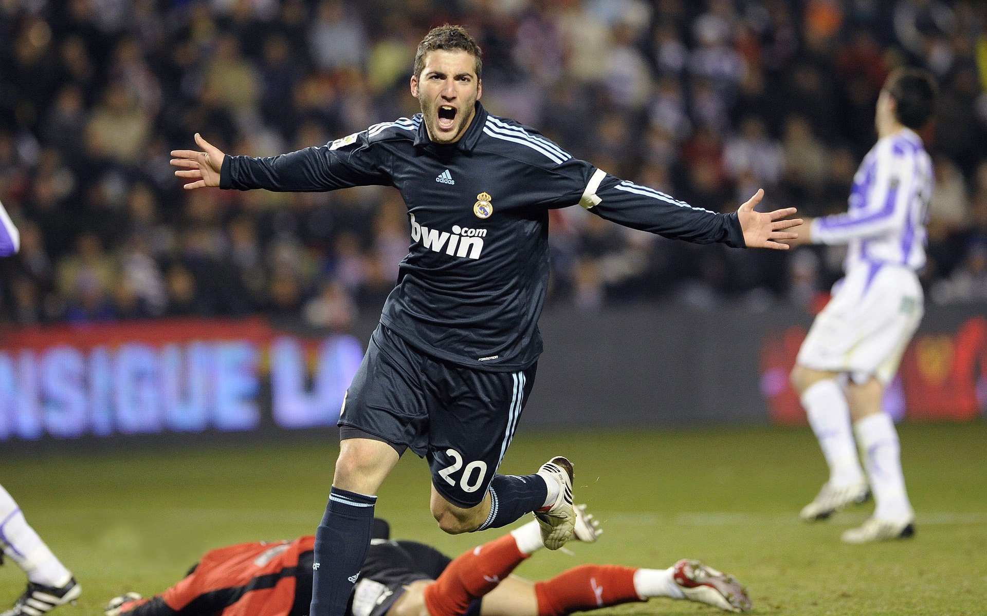 银绿风暴与东方的流星，当阿斯顿马丁撼动王座，周冠宇点燃沉默的火种